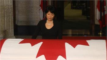 As country mourns, Jack Layton's casket arrives on the Hill 