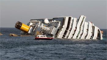 Cruise ship runs aground in Italy